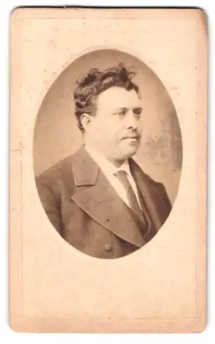 Fotografie unbekannter Fotograf und Ort, feister Herr im Portrait