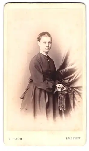 Fotografie R. Eich, Dresden, Pragerstrasse 38, junge Frau in tailliertem Kleid