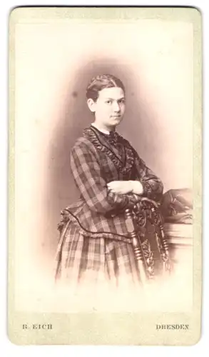 Fotografie R. Eich, Dresden, Pragerstrasse 38, junge Frau in kariertem Kleid