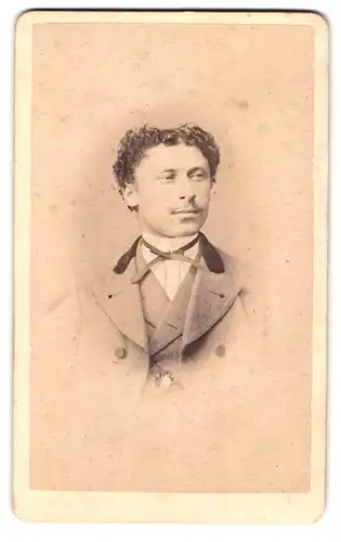 Fotografie Hugo Hoffers & Co., Annaberg, Obere Schmiedegasse 547, Portrait eines Dandys