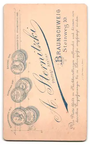 Fotografie A. Sternitzki, Braunschweig, Steinweg 10, bürgerliches Paar im Sonntagsstaat