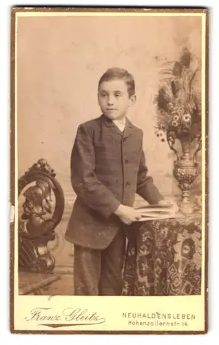 Fotografie Franz Gleitz, Neuhaldensleben, Hohenzollernstrasse 14, Portrait kleiner Junge im Anzug
