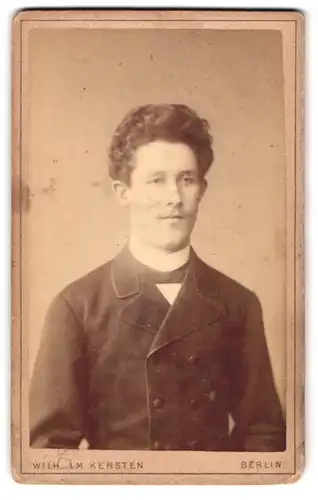 Fotografie Wilhelm Kersten, Berlin-SW, Krausen-Strasse 40, Portrait junger Herr im Anzug mit Krawatte