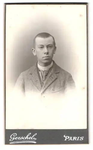 Fotografie Gerschel, Paris, Bould. des Capucines, 23, Portrait jnger Mann im Anzug mit Krawatte