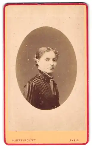Fotografie Albert Prouzet, Paris, Boulevard Sebastopol 17, Brustportrait junge Dame mit Flechtfrisur