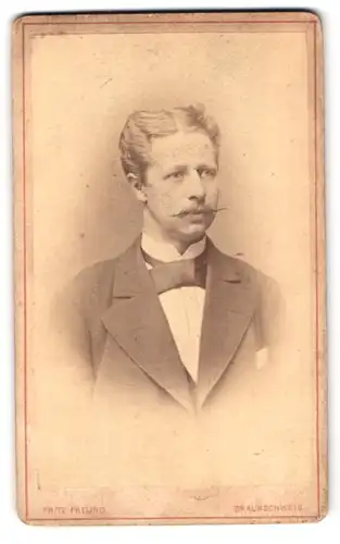 Fotografie Fritz Freund, Braunschweig, Portrait eleganter Herr mit Zwirbelbart