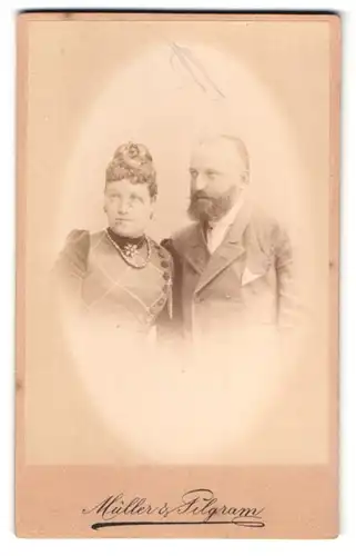 Fotografie Müller & Pilgram, Dresden, See-Strasse 21, Portrait bürgerliches Paar in modischer Kleidung