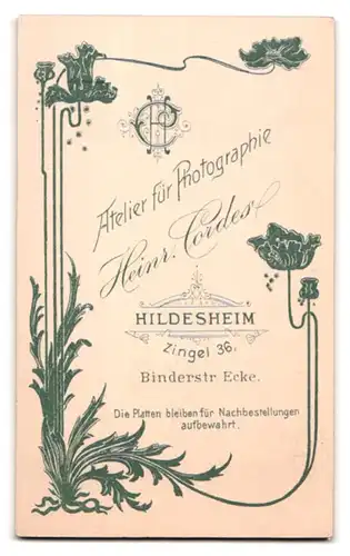 Fotografie Heinrich Cordes, Hildesheim, Zingel 36, Portrait junger Herr im Anzug mit Fliege