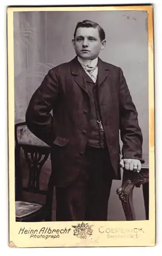 Fotografie Heinr. Albrecht, Coepenick, Bahnhofstrasse 9, Portrait junger Herr im Anzug mit Krawatte