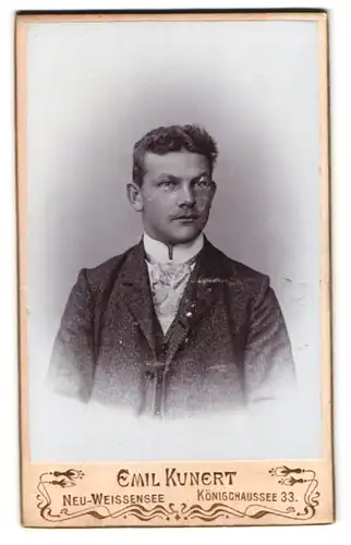 Fotografie Emil Kunert, Neu-Weissensee, Königchaussee 33, Portrait junger Herr im Anzug mit Krawatte