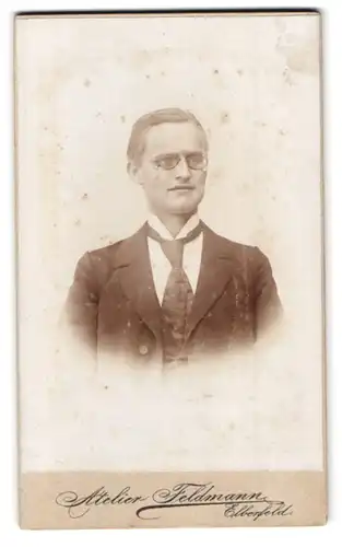 Fotografie J. Feldmann, Elberfeld, Bahnhofstrasse 80, Portrait modisch gekleideter Herr mit Zwicker
