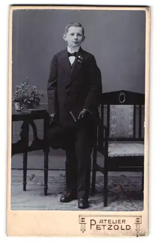 Fotografie Paul Petzold, Brandenburg a. H., Steinstrsse 52, Portrait junger Mann im Anzug mit einem Buch