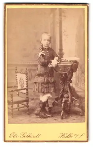 Fotografie Otto Gebhardt, Halle a /S., Poststrsse 9 u. 10, Portrait kleines Mädchen im karierten Kleid