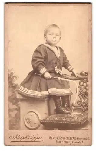 Fotografie Adolf Tepper, Berlin-Schöneberg, Haupt-Strasse 22, Portrait kleines Mädchen im Matrosenkleid mit Peitsche