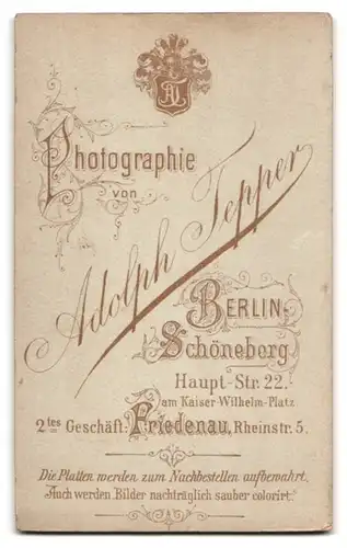 Fotografie Adolf Tepper, Berlin-Schöneberg, Haupt-Strasse 22, Portrait kleines Mädchen im Matrosenkleid mit Peitsche