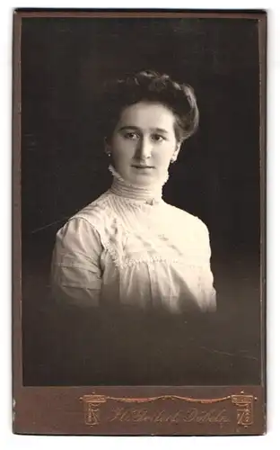 Fotografie J. O. Geilert, Döbeln, Portrait junge Dame mit zeitgenössischer Frisur