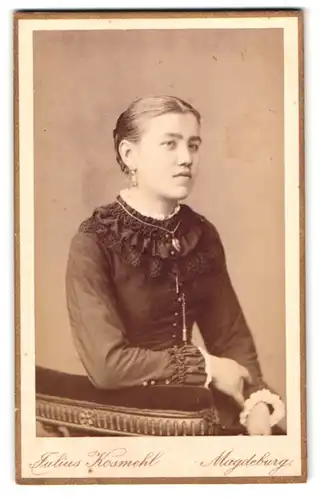 Fotografie Julius Kosmehl, Magdeburg, Alte Ulrichsstrasse 2 u. 3, Portrait junge Dame im Kleid mit Amulett