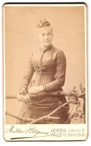 Fotografie Müller & Pilgram, Leipzig, Löhrstrasse 11, Portrait modisch gekleidete Dame mit Hochsteckfrisur