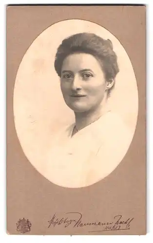 Fotografie A. Weinert, Leipzig, Markt 9, Brustportrait junge Dame mit zeitgenössischer Frisur