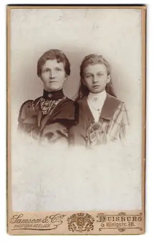 Fotografie Samson & Co., Duisburg, Königstrasse 38, Portrait bürgerliche Dame mit jungem Mädchen