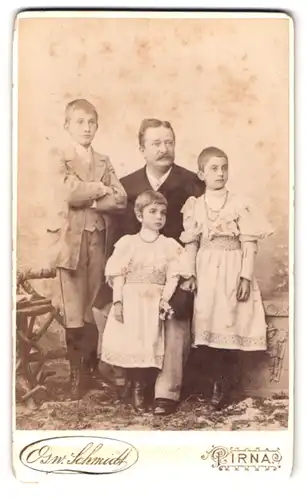Fotografie Osw. Schmidt, Pirna, Grohmannstrasse Ecke Jakobäerstrasse, Portrait bürgerlicher Herr mit drei Kindern