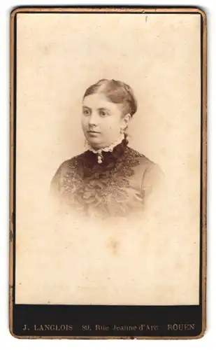 Fotografie J. Langlois, Rouen, 89, Rue Jeanne d`Arc, Portrait junge Dame mit hochgestecktem Haar