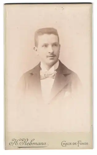 Fotografie Henri Rebmann, Chaux-de-Fonds, Portrait modisch gekleideter Herr mit Oberlippenbart