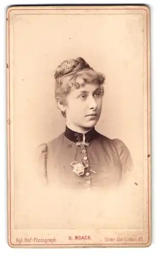 Fotografie H. Noack, Berlin, Unter den Linden 45, Portrait junge Dame mit Hochsteckfrisur