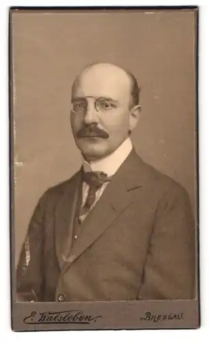 Fotografie E. Walsleben, Breslau, Portrait stattlicher Herr mit Zwicker und Schnurrbart