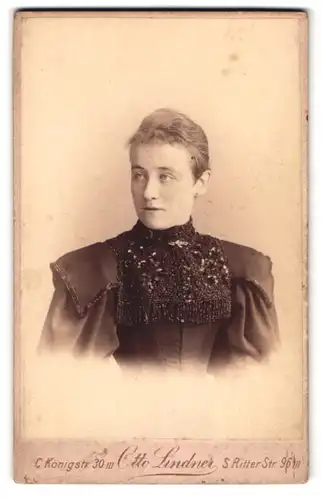 Fotografie Otto Lindner, Berlin-C, König Strasse 30, Portrait junge Dame im bestickten Kleid