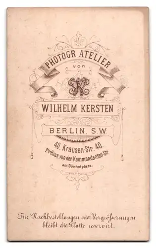 Fotografie Wilhelm Kersten, Berlin-SW, Krausen-Strasse 40, Portrait junger Herr in modischer Kleidung