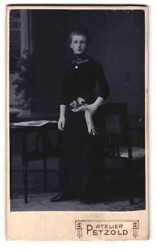 Fotografie Paul Petzold, Brandenburg a. H., Steinstrasse 52, Portrait junge Dame im schwarzen Kleid mit Blumen