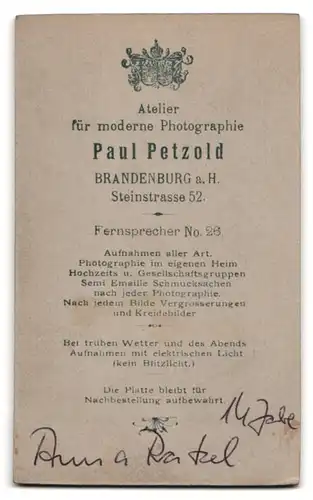 Fotografie Paul Petzold, Brandenburg a. H., Steinstrasse 52, Portrait junge Dame im schwarzen Kleid mit Blumen