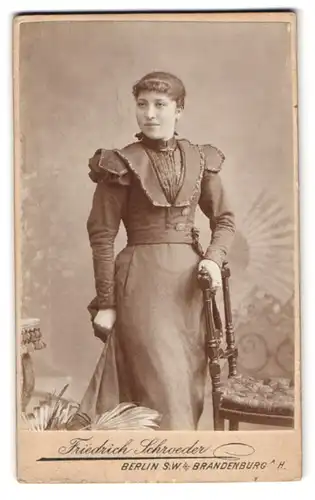 Fotografie Friedrich Schroeder, Brandenburg a /H., Ritterstrasse 18, Portrait junge Dame im modischen Kleid