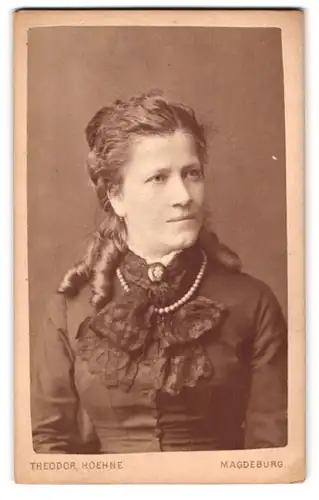Fotografie Theodor Hoehne, Magdeburg, Breiteweg 165, Portrait junge Dame mit Kragenbrosche und Halskette