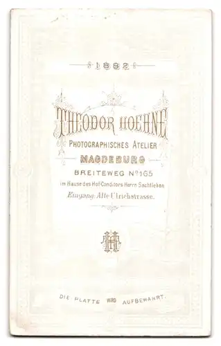 Fotografie Theodor Hoehne, Magdeburg, Breiteweg 165, Portrait junge Dame mit Kragenbrosche und Halskette