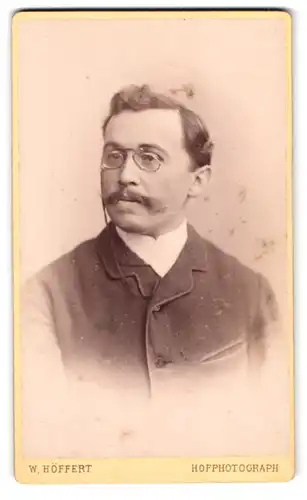 Fotografie W. Höffert, Dresden, See-Strasse 10, Portrait bürgerlicher Herr mit Zwicker und Moustache