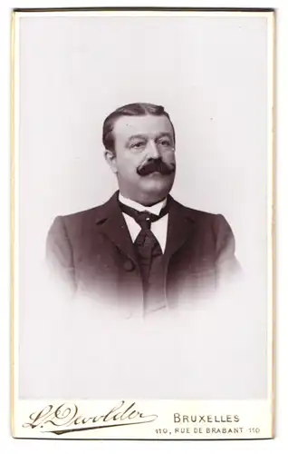 Fotografie L. Devolder, Bruxelles, 110, Rue de Brabant, Portrait elegant gekleideter Herr mit Moustache