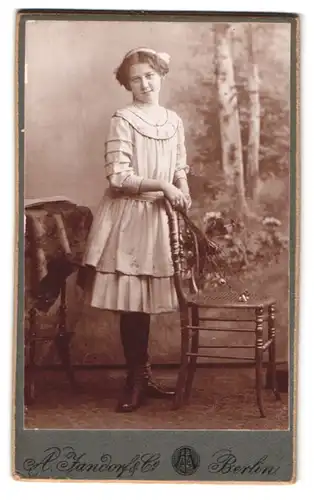 Fotografie A. Jandorf & Co., Berlin-SW, Bellealliancestrasse 1-2, Portrait junges Mädchen im Kleid