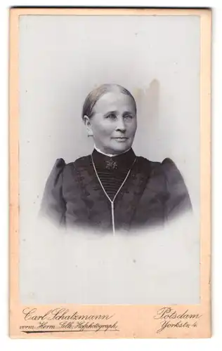 Fotografie Carl Schatzmann, Potsdam, Yorkstrasse 4, Portrait ältere Dame mit zurückgebundenem Haar