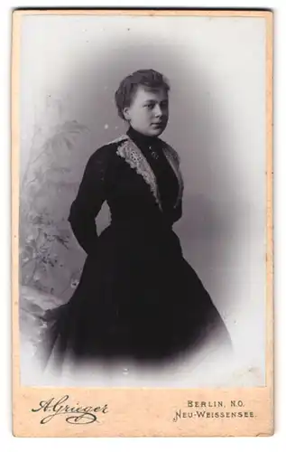 Fotografie A. Grieger, Berlin-NO, Friedens-Strasse 8, Portrait junge Dame im Kleid