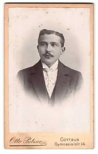 Fotografie Otto Putzar, Cottbus, Gymnasialstrasse 14, Portrait eleganter Herr mit Oberlippenbart