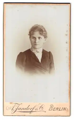 Fotografie A. Jandorf & Co., Berlin, Belle-Alliance-Str. 1&2, Portrait Frau im Biedermeierkleid mit Locken