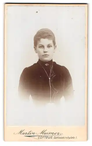 Fotografie Martin Meisner, Cottbus, Schlosskirchplatz 1, Portrait junge Frau im schwarzen Kleid mit Halskette
