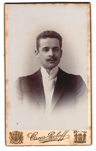 Fotografie Oscar Roloff, Berlin, Jerusalemer-Str. 59, Portrait Herr im Anzug mit Schlips und Moustache