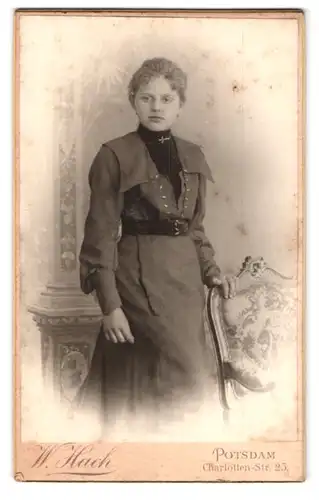 Fotografie W. Hach, Potsdam, Charlotten-Str. 25, Portrait junge Frau im Biedermeierkleid mit Locken