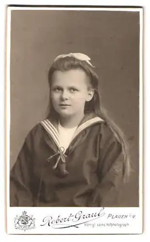 Fotografie Robert Graul, Plauen i. V:, Bahnhofstr. 21, Portrait Mädchen im Matrosenkleid mit Haarschleife