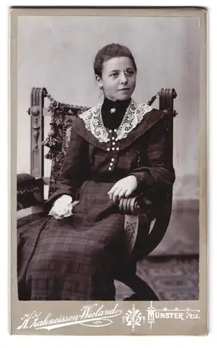 Fotografie H. Zahneissen-Wieland, Münster i. Els., Portrait Mädchen Henriette im Biedermeierkleid mit Brosche