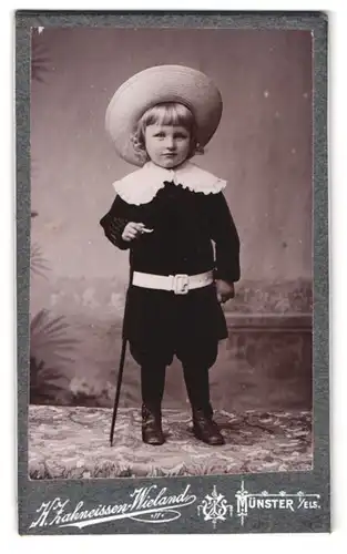 Fotografie H. Zahneissen-Wieland, Münster i. Els., Portrait kleines Mädchen im schwarzen Anzug mit Stock und Hut