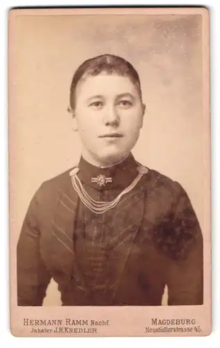 Fotografie Hermann Ramm Nachf., Magdeburg, Neustädterstr. 45, Portrait Dame im Biedermeierkleid mit Brosche